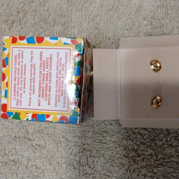 Avon, Vintage 1993, kids gold tone Kitty face blue eye bowtie pierced earrings. - Picture 2 of 2